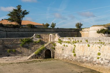 güneşli bir günde Saint Martin de Re vauban surları