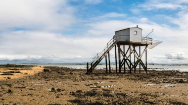 la rochelle yakınlarındaki bir plajda ahşaptan yapılmış boardwalk