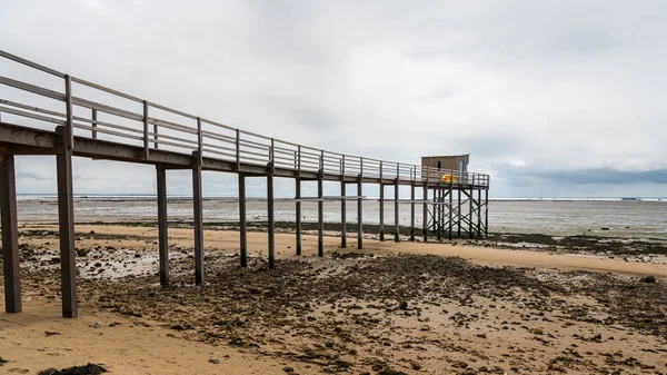 Πεζόδρομος κατασκευασμένο από ξύλο σε μια παραλία κοντά στο Λα Ροσέλ — Φωτογραφία Αρχείου