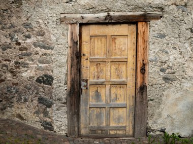 Taş bir evin eski eski eski eski eski ahşap kapı