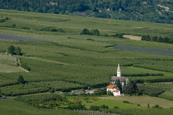 Kerk Maria Lourdes van Laas van bovenaf op een zonnige dag in de zomer — Stockfoto