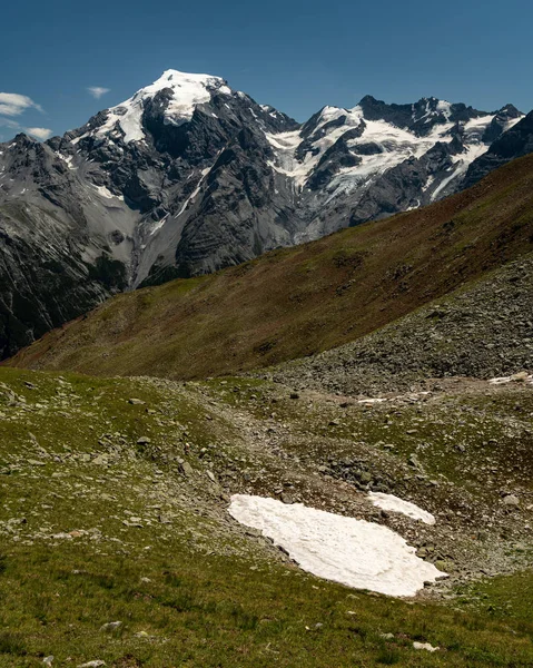 Panorama van de Ortler Alpen in de buurt van Stelvo pass op een zonnige dag in de zomer — Stockfoto