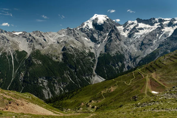 Panorama över Ortler Alperna nära Stelvo pass på en solig dag på sommaren — Stockfoto
