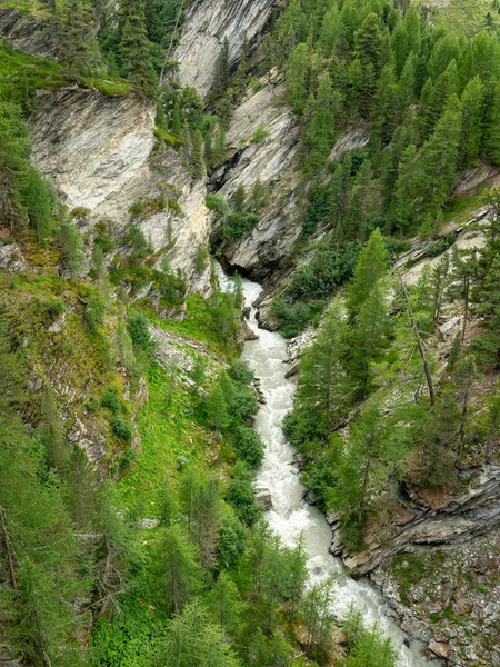 Canyon et rivière dans la vallée de Martell par une journée ensoleillée en été — Photo