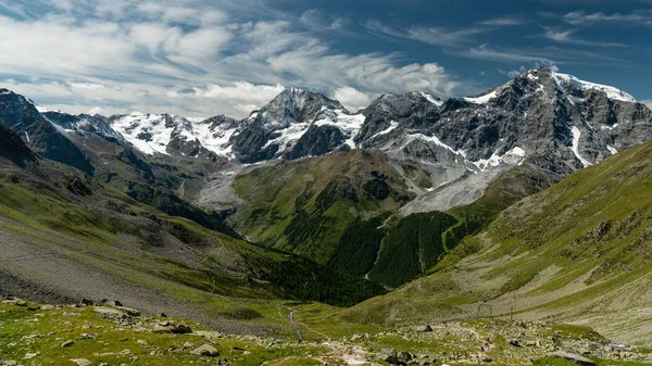 夏季阳光明媚的一天，苏尔登附近的奥特勒阿尔卑斯山 — 图库照片