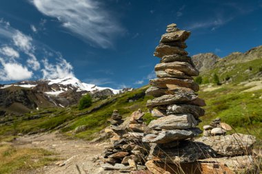 Yaz aylarında güneşli bir günde Güney Tirol Martell vadisinde yığılmış taşlar