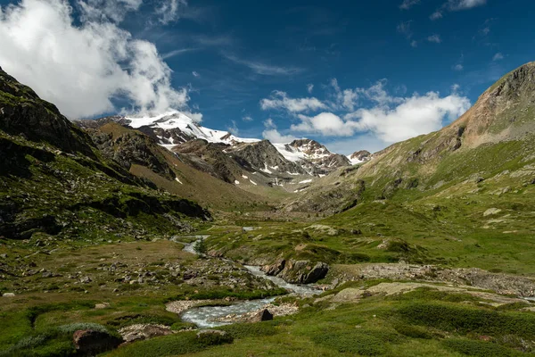 Martell Valley in Zuid-Tirol op een zonnige dag in de zomer — Stockfoto