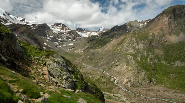 Valle del Martell in Alto Adige in una giornata parzialmente nuvolosa in estate — Foto Stock