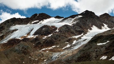 Yaz aylarında parçalı bulutlu bir günde Güney Tirol Martell vadisi