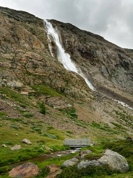 Cascada en el valle de Martell en Tirol del Sur en un día soleado en verano — Foto de Stock