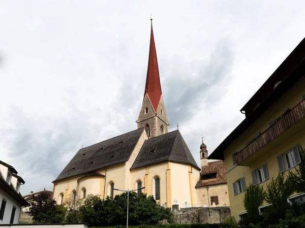 L'église de Schlanders par une journée nuageuse en été — Photo