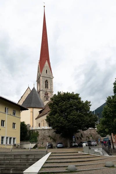 L'église de Schlanders par une journée nuageuse en été — Photo