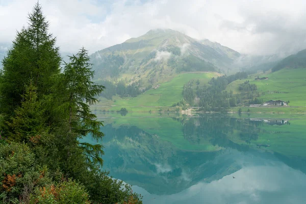 El lago Vernagt-Stausee en una mañana brumosa en verano — Foto de Stock