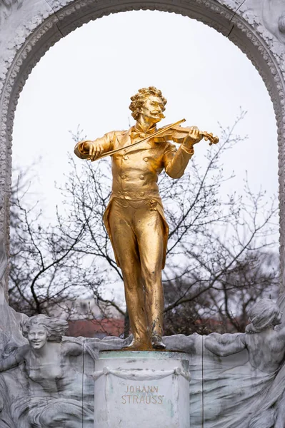 Μνημείο Του Johann Strauss Στη Βιέννη Συννεφιασμένη Μέρα Φθινόπωρο — Φωτογραφία Αρχείου