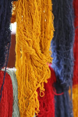 geleneksel Perulu craft - renkli alpaka yün iplikten yapma