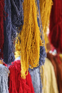 geleneksel Perulu craft - renkli alpaka yün iplikten yapma