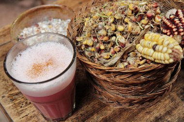 Natürmort ham Mısır ve ne o - chicha, Mısır üzerinden geleneksel Perulu bira çıkar