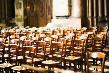 Düzgünce sandalye hizmeti bir Katolik kilisesinde düzenlenen