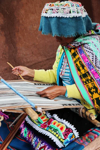 Παραδοσιακή Περουβιανή Τέχνη Καθιστώντας Πολύχρωμα Ρούχα Από Αλπακά — Φωτογραφία Αρχείου