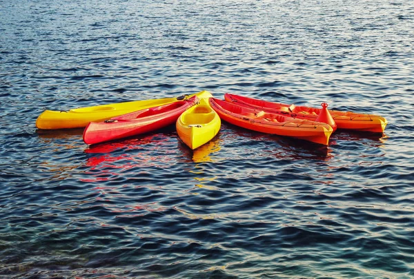 Barche Kayak Lago Ghiacciato Luoghi Passeggiata Turistica Fiume — Foto Stock