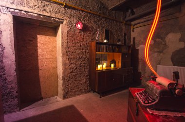 Yazar temalı Escape Quest Oda çözmek için oyunu ile bilmeceler