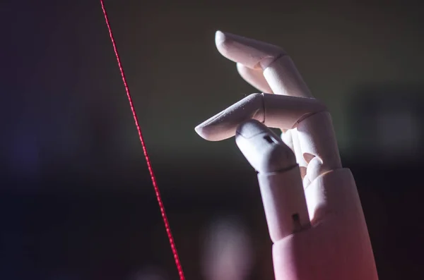 Mano Madera Tocando Una Delicada Cuerda Roja — Foto de Stock