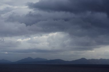 Deniz yüzeyi yukarıda fırtınalı hava