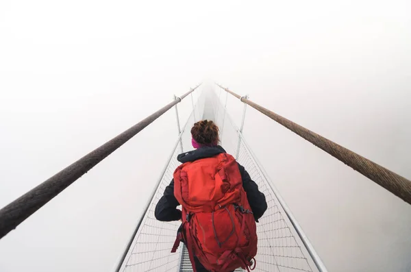 Female Tourist Walking Suspension Bridge Heavy Fog — Stock Photo, Image