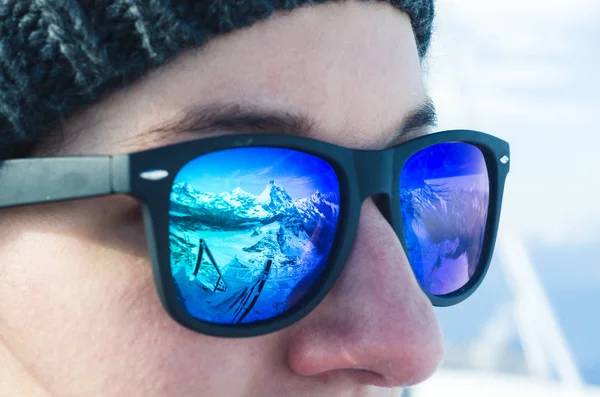 Gama Montanhas Nevado Refletido Óculos Escuros Pretos — Fotografia de Stock