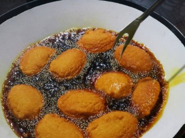 Bahia 'nın geleneksel Brezilya sokak yiyecekleri. Dende palmiye yağında kızartılmış bezelyeden yapılmış..