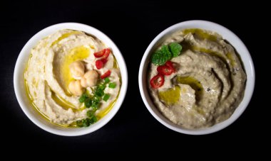 Siyah arkaplanda humus ve babaganoush.