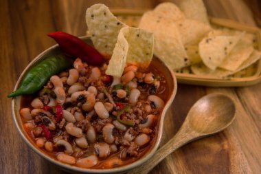 Chili con carne ve siyah gözlü fasulye çorbası ve nachos.