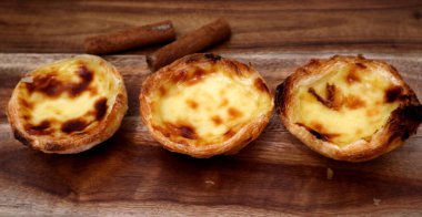 Portekiz tatlı pastel de belem. Geleneksel ünlü tatlı. Pastel de nata yumurtalı tart..