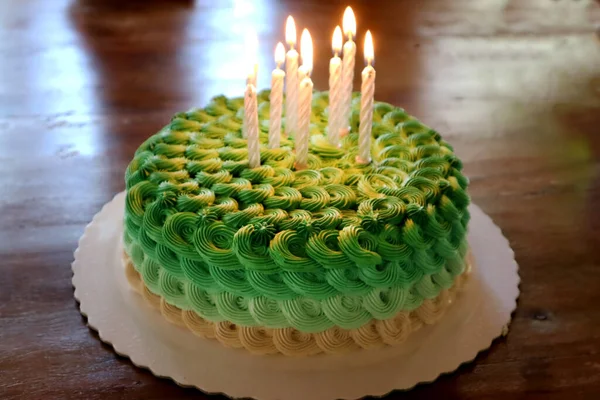 Mumlu Doğum Günü Pastası Parti Yıldönümü Pastasında Yeşil Süsleme — Stok fotoğraf