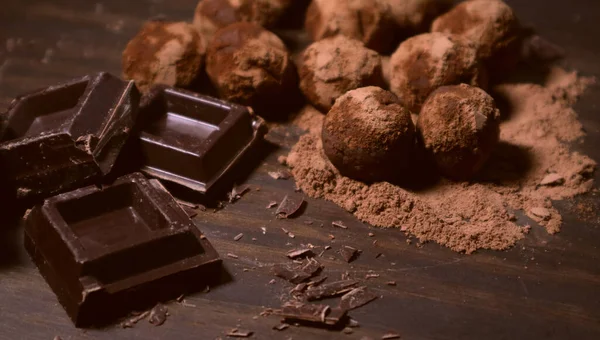 Chocolade Truffels Pure Chocolade Rustieke Donkere Houten Ondergrond — Stockfoto