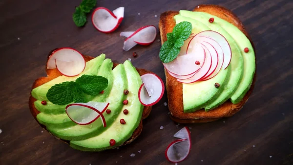 Dieta Pâine Prăjită Avocado Ridiche Fundal Întunecat Sandwich Vegan Sănătos — Fotografie, imagine de stoc