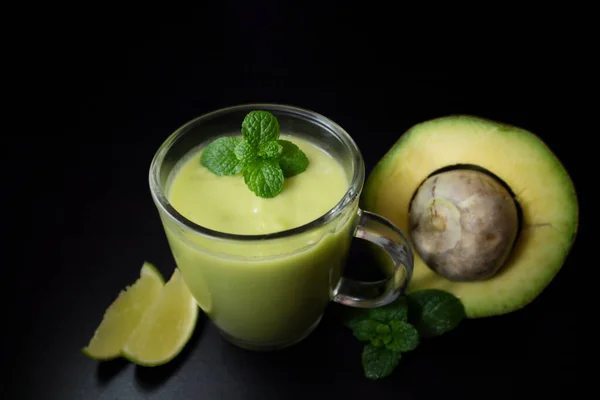 Avocado Smoothie Meti Mint Limoen Donkere Achtergrond Met Kopieerruimte Voor — Stockfoto