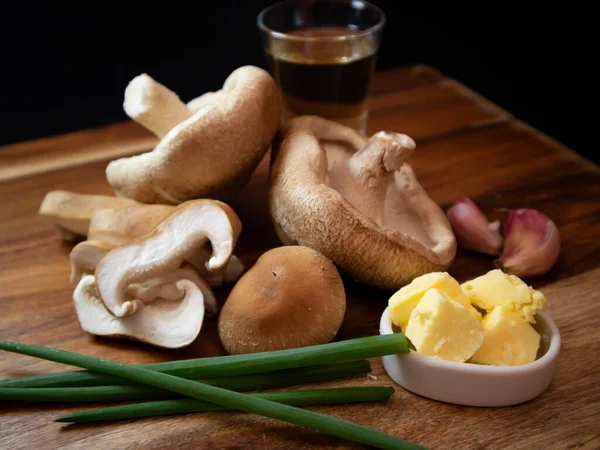 Shitake Fresco Fundo Madeira Ingredientes Para Preparar Cogumelos Manteiga — Fotografia de Stock