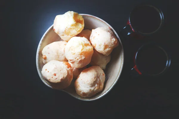 黑色背景的巴西奶酪面包Pao Queijo — 图库照片