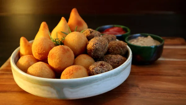 Petiscos Tradicionais Brasileiros Coxinha Quibe Sobre Fundo Escuro Madeira Foco Fotos De Bancos De Imagens Sem Royalties