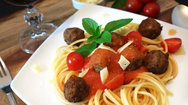 Klopsiki Spaghetti Sosem Pomidorowym Pomidory Wiśniowe Parmezan Białym Talerzu Zdjęcie Stockowe