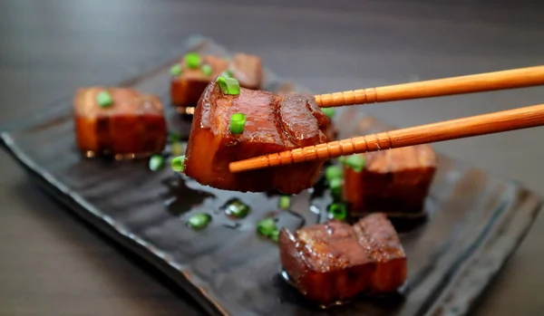 돼지고기로 모양의 수염은 어두운 배경에서 식욕을 돋우는 음식이었다 선택적 — 스톡 사진