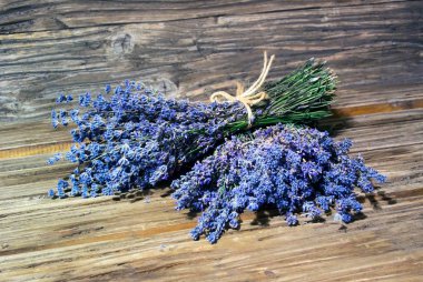 Lavanta, bir buket closeup fotoğraf bağlı başka bir buket lavanta ahşap arka plan arka ışık olmadan üzerinde yatan bir kaba ip ile