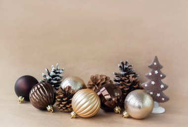 Yeni yıl oyuncaklar, koni ve oyuncak dekoratif Noel ağacına bej renkli bir arka plan fotoğrafı