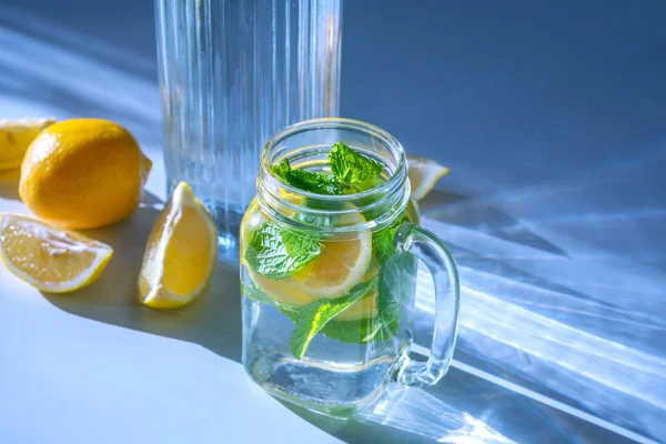 Sebuah Foto Air Dengan Irisan Lemon Dan Daun Mint Dalam — Stok Foto