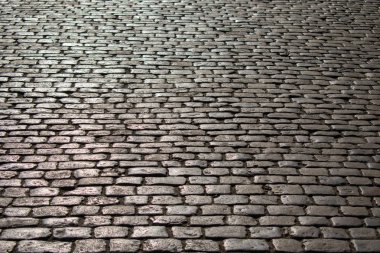 Fotoğraf eski bir yolun bir taş dokulu günbatımında güneş ışığı ile sular altında