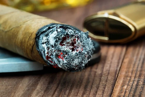 Pyrande Cigarr Med Aska Slutet Närbild Bredvid Tändare Och Bit — Stockfoto