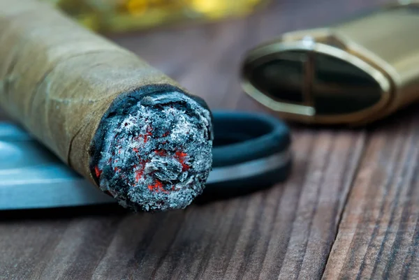 Pyrande Cigarr Giljotin Närbild Bredvid Cigarr Lättare Och Ett Fragment — Stockfoto