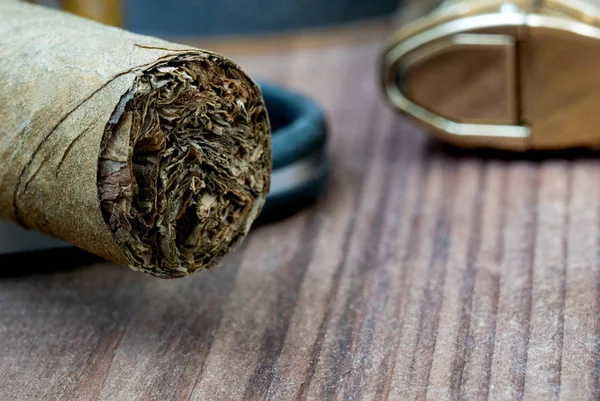 Foto Närbild Cigarr Som Liggande Giljotin Och Tändare Bakgrunden — Stockfoto