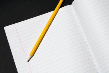 Bir defter bir kalem doğrultusunda parçanın fotoğraf